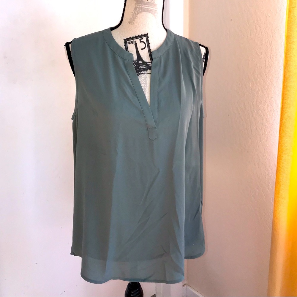 Ro & De Olive Sleeveless Blouse With Keyhole back